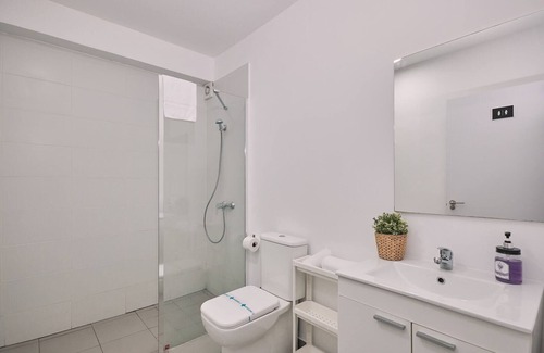 El Ensanche Zona Nuova House | Experience Comfort at Dadá Coliving & Rooms with Spa Access