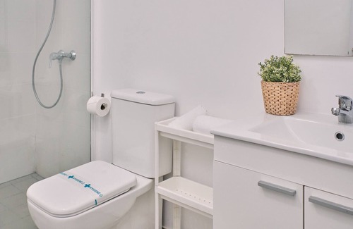 El Ensanche Zona Nuova House | Experience Comfort at Dadá Coliving & Rooms with Spa Access