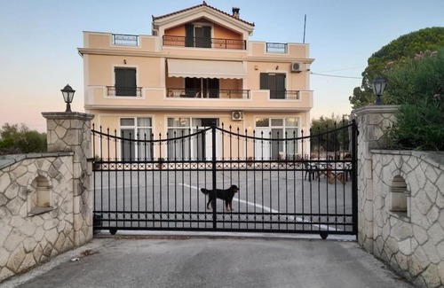 Agrilia Apartment | Unforgettable Stays at Dadee's Place - Pet & Child Friendly