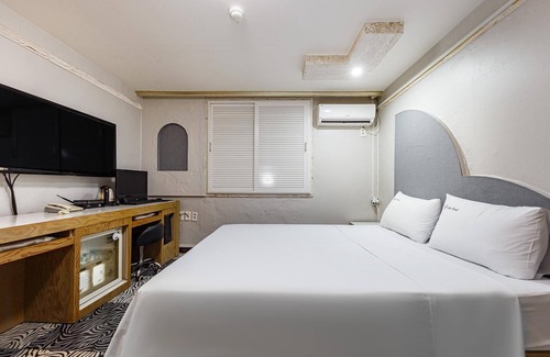 Jung-gu Hotel | Eco-Friendly Retreat at Daejeon Daesa Lake with Breakfast