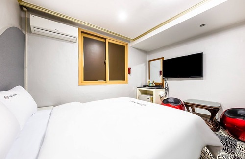 Jung-gu Hotel | Eco-Friendly Retreat at Daejeon Daesa Lake with Breakfast