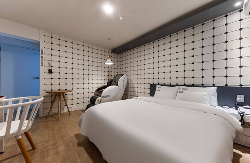 Dong-gu Hotel | Eco-Friendly Stay at Daejeon Yongjeon Hotel Box