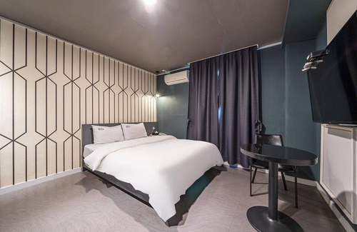 Dong-gu Hotel | Eco-Friendly Stay at Daejeon Yongjeon Hotel Box