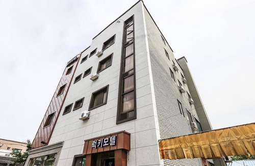 Jung-gu Hotel | Eco-Friendly Stay at Daejeon Yucheon Lucky - 10/10 Rated