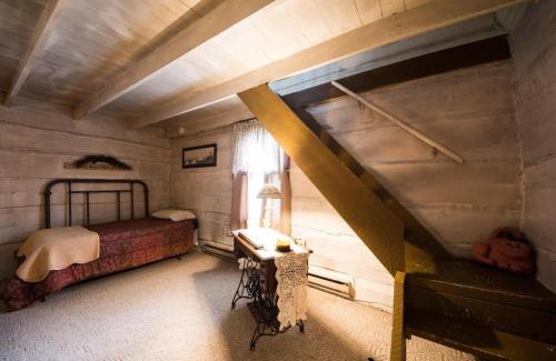 Nashville House | Discover Daffodil Hill: Pet-Friendly Getaway with Hot Tub