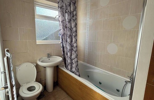 Dagenham House | Dagenham - Stay 5 - Garden - Parking - Petfriendly