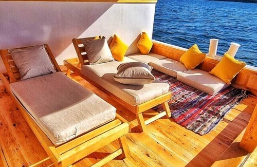 Luxor House | Discover Dahabiya Nile Sailing with Spa and Hot Tub Access