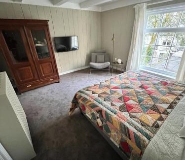 De Weteringschans Bed & Breakfast | Charming Dahli's Sleep Boutique: Family-Friendly Getaway
