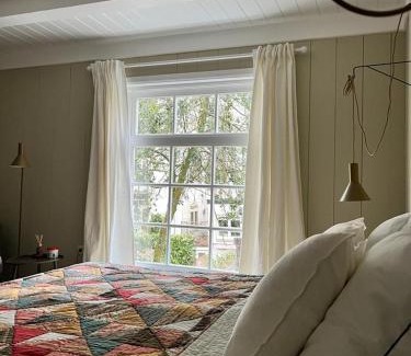 De Weteringschans Bed & Breakfast | Charming Dahli's Sleep Boutique: Family-Friendly Getaway