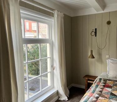 De Weteringschans Bed & Breakfast | Charming Dahli's Sleep Boutique: Family-Friendly Getaway