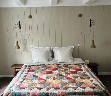 De Weteringschans Bed & Breakfast | Charming Dahli's Sleep Boutique: Family-Friendly Getaway