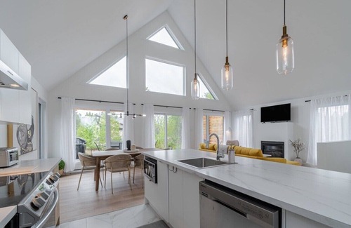 Shannon Ski Chalet | DAHLIA #1: Private Spa Retreat with Ocean View & Pool