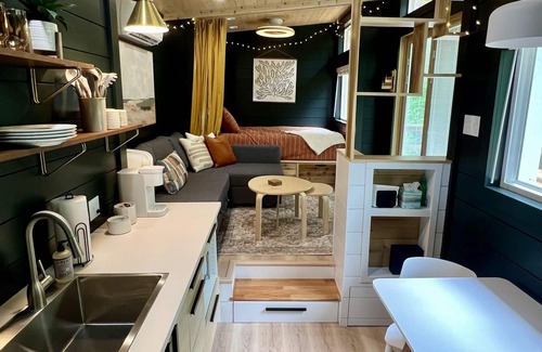 Logan House | Enchanting Dahlia Tiny House with Lake Access & Breakfast