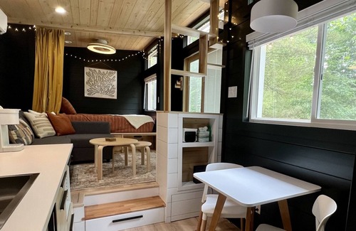 Logan House | Enchanting Dahlia Tiny House with Lake Access & Breakfast