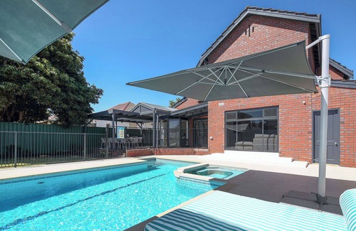 Lower Mitcham House | Daicos LUX Manor - Pool, Sleeps 12