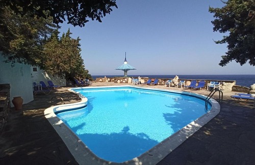 Armenistis Hotel | Relax at Daidalos Hotel: Pet-Friendly with Ocean Views