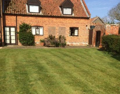 Thetford House | Inviting Dairy Cottage: Child-Friendly Retreat with 9.2 Score
