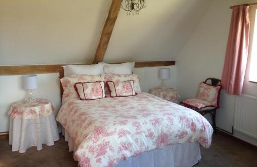 Thetford House | Inviting Dairy Cottage: Child-Friendly Retreat with 9.2 Score