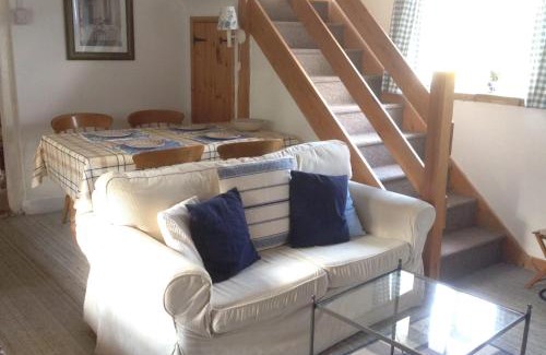 Thetford House | Inviting Dairy Cottage: Child-Friendly Retreat with 9.2 Score