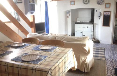 Thetford House | Inviting Dairy Cottage: Child-Friendly Retreat with 9.2 Score