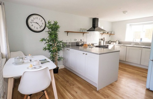 Littlebredy Cottage | Cozy Dairy Cottage: Pet Friendly Retreat in Abbotsbury