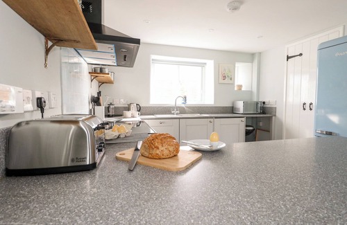 Littlebredy Cottage | Cozy Dairy Cottage: Pet Friendly Retreat in Abbotsbury
