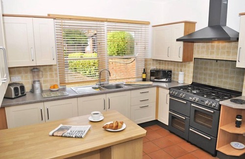 Gosport House | Inviting Dairy House: Sleeps 16 with Breakfast & Kitchen