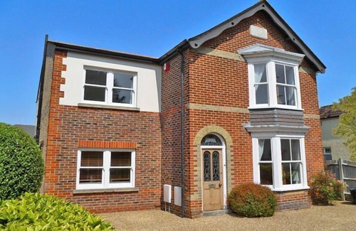 Gosport House | Inviting Dairy House: Sleeps 16 with Breakfast & Kitchen