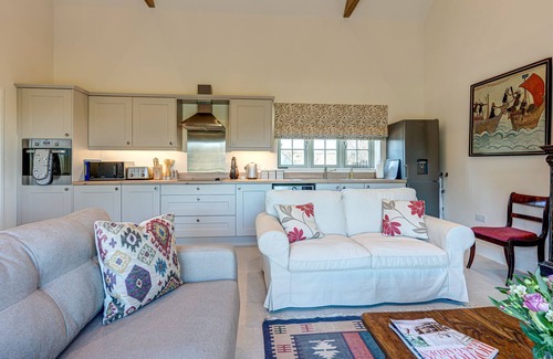 Bladon House | Inviting Dairy Lodge | Bladon Holiday Let with Great Amenities