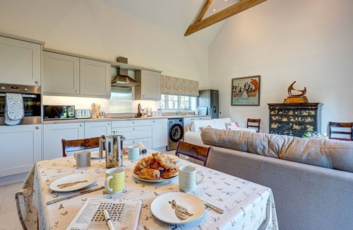 Bladon House | Inviting Dairy Lodge | Bladon Holiday Let with Great Amenities
