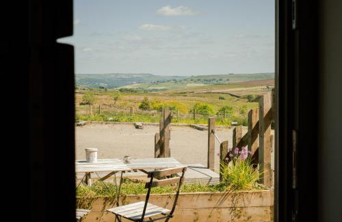 Hebden Bridge House | Pet-Friendly Daisy Bank Camp with Exceptional Guest Ratings