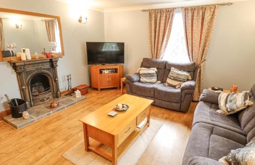 Aubourn House | Pet-Friendly Daisy Cottage - A Cozy 4-Star Getaway