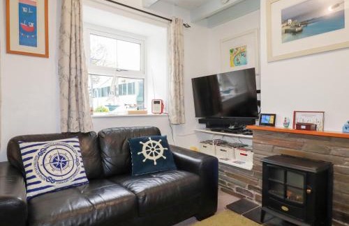 Rose House | Pet-Friendly Retreat at Daisy Cottage: Guest Rated 10/10