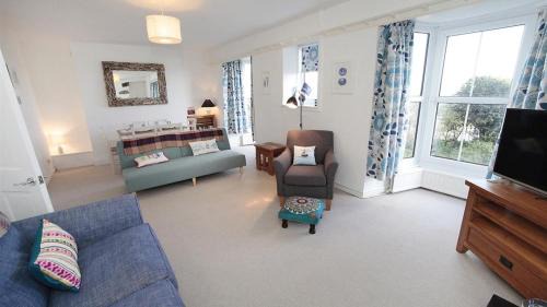Mumbles House | Cozy Daisy Cottage: Perfect for Family Getaways