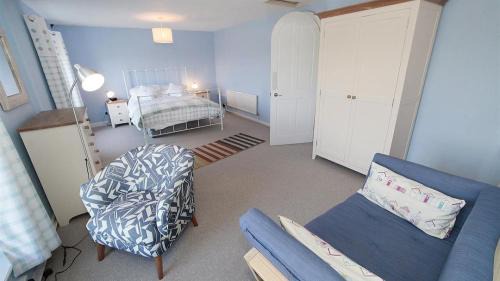 Mumbles House | Cozy Daisy Cottage: Perfect for Family Getaways