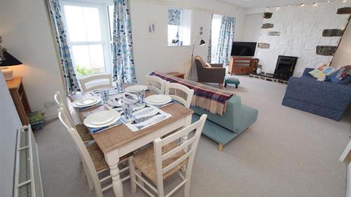 Mumbles House | Cozy Daisy Cottage: Perfect for Family Getaways