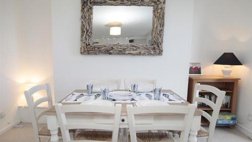 Mumbles House | Cozy Daisy Cottage: Perfect for Family Getaways