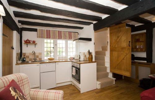 Warwick Apartment | Delightful Daisy Cottage - Guest Rated 9.8/10