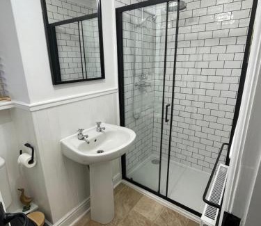 Alyth Apartment | Delightful Daisy Cottage: Child-Friendly & Guest Rated 9.5