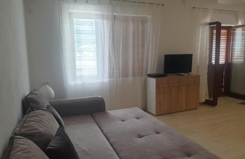 Lepetane Apartment | Pet-Friendly Haven at Daisy - Guest Rated 10/10