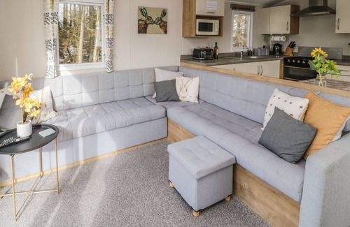 Swarland Cottage | Family-Friendly Daisy's Retreat with Hot Tub in Longframlington