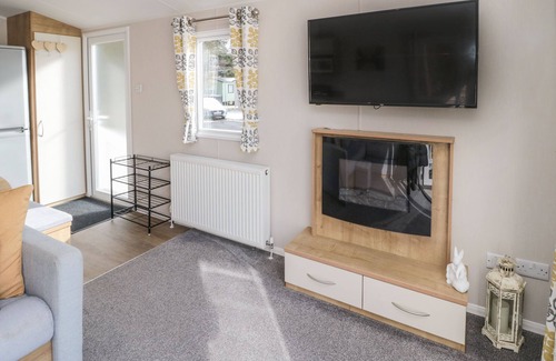 Swarland Cottage | Family-Friendly Daisy's Retreat with Hot Tub in Longframlington