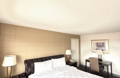 Huron Hotel | Relax at Dakota Inn: Family-Friendly with Pool & Breakfast