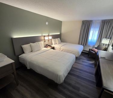 Minot Hotel | Budget-Friendly Dakota Inn with Pool and Hot Tub Access