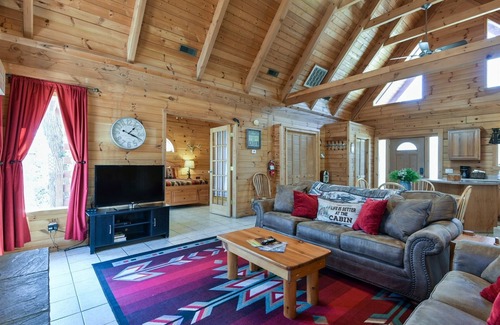 Branson Cedars Cabin | Pet-Friendly Dakota Lodge in Branson with Pool & Spa