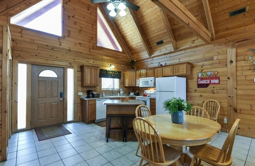 Branson Cedars Cabin | Pet-Friendly Dakota Lodge in Branson with Pool & Spa