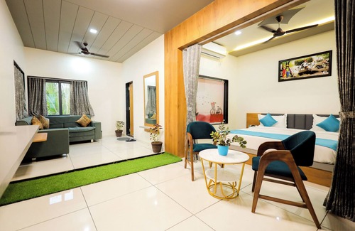 Somnath Hotel | Explore Daksh The Grand Somnath: Family-Friendly Comfort