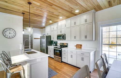 Burkesville Cottage | Cozy Dale Hollow Cottage with Covered Porch & Lake Views