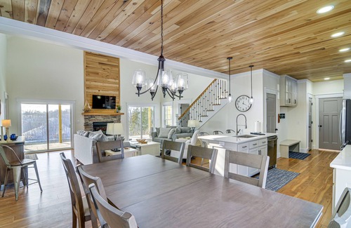 Burkesville Cottage | Cozy Dale Hollow Cottage with Covered Porch & Lake Views