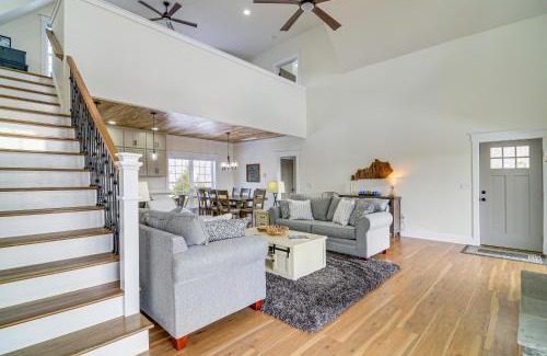 Burkesville House | Cozy Dale Hollow Cottage with Lake Views and Covered Porch